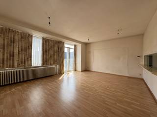 ✨ Te Renoveren Appartement met 2 Slaapkamers op Toplocatie! ✨<br /><br />Grijp uw kans met dit uitstekend gelegen appartement (80 m²) boordevol potentieel! Perfect voor wie op zoek is naar een solide basis om volledig naar eigen smaak in te richten. Dankzij de recente, belangrijke vernieuwingen zoals nieuwe ramen en een moderne verwarmingsketel, is de meest kostelijke en structurele basis al gelegd.<br /><br />Indeling en Troeven in een oogopslag:<br /><br />🏠 Ruime &amp; Lichtrijke Leefruimte: Een prachtige open ruimte die baadt in het licht en wacht op uw persoonlijke touch.<br />🍳 Aparte Keuken: Mogelijkheid om deze open te maken en te integreren met de leefruimte voor een modern, open gevoel.<br />🛏️ Twee Slaapkamers: Twee volwaardige kamers, ideaal voor een gezin, als logeerkamer of als bureau.<br />☀️ Balkon: Geniet van een buitenruimte, rechtstreeks toegankelijk vanuit een van de slaapkamers.<br />🚽 Apart Toilet: Praktisch en comfortabel.<br />🛁 Badkamer: In te richten volgens uw wensen.<br />🚪 Centrale Inkomhal: Geeft toegang tot alle vertrekken en zorgt voor een vlotte doorstroming.<br /><br />Extra Voordelen:<br />📦 Private Kelder: Een droge kelder van 6 m² op verdieping -1, perfect voor extra opslag.<br />🚲 Gemeenschappelijke Fietsenberging: Een ruime, gemeenschappelijke kelder die momenteel dienstdoet als handige fietsenstalling.<br />🚗 Ruime Garage: Een zeer ruime garage (ca. 30 m²) op het gelijkvloers, gedeeld met één buur en voorzien van een gezamenlijke elektrische poort.<br /><br />Recente Vernieuwingen:<br />Dit appartement is al voorzien van cruciale en kostenefficiënte upgrades:<br />✅ Nieuwe PVC Ramen: Overal voorzien van hoogwaardige nieuwe ramen met dubbele beglazing.<br />🔥 Nieuwe Condensatieketel - Merk De Dietrich : Een recente, energiezuinige aardgasbrander, wat resulteert in een uitstekende EPC-score.<br /><br />Wettelijke Informatie &amp; Scores:<br /><br />EPC: 106 kWh/m² (Label B) - Uitzonderlijk energiezuinig! 🌿<br />Waterinfo: Perceelscore A, Gebouwscore A - Gegarandeerd geen overstromingsgevaar.💧<br />Asbest: Asbestveilig !! <br />Elektriciteit: Keuringsattest in aanvraag.<br />Stedenbouw: Vergunning uitgereikt, Woongebied, geen bouwovertredingen of voorkooprecht.<br />Erfgoed: Niet beschermd of geïnventariseerd.<br />Syndicuskosten: Geen grote kosten gepland.<br />Renovatieplicht : NEEN<br /><br />Renovatieplannen? Profiteer van Premies!<br />Droomt u al van de verbouwing? De Vlaamse overheid helpt u graag op weg met de "Mijn VerbouwPremie" en "Mijn VerbouwLening". Ontdek alle mogelijkheden in de folder voor 2025:<br />🔗 Bekijk hier de folder van Mijn VerbouwPremie en Lening 2025 -  https://drive.google.com/file/d/1Y_jHXriXwu3FwSefpEJH5i_dT059LV03/view?usp=sharing<br /><br />Dit appartement is een zeldzame vondst: een uitstekend gelegen en verzorgde basis die u de vrijheid geeft om uw droomwoning te creëren. De belangrijkste investeringen zijn al gedaan! Wacht niet langer en plan vandaag nog uw bezoek om het volledige potentieel van dit pand te ontdekken ... 056/705262 optie verkoop<br /><br />PS : De foto's zijn genomen met een breedbeeldcamera, met als doel de volledige ruimte op 1 foto's te kunnen weergeven, de ruimte kan hierdoor in werkelijkheid wel iets kleiner tonen.