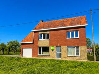 <strong>Op zoek naar rust, ruimte én mogelijkheden voor private opslag?<br />Deze vergunde woning in landelijke omgeving combineert rustig wonen met 2 vergunde opslaggebouwen van elk 750 m² groot, extra bergruimte, een charmant bakhuisje en een mooi stuk grond.</strong><br />Gelegen te velde, met prachtige uitzichten langs heel wat zijden.<br /><br /><strong>!! vergunning functiewijziging !!<br />!! wijziging van de functie van landbouw naar residentieel gebruik, is vergund !!</strong><br /><br />Belangrijkste kenmerken : 
<ul>
	<li><span>vergunde residentiële woning in landelijke omgeving</span></li>
	<li><span>gelegen in landschappelijk waardevol agrarisch gebied</span></li>
	<li><span>voormalige landbouwsite – landbouwactiviteit stopgezet</span></li>
	<li><span>2 vergunde bijgebouwen geschikt voor passieve opslag, passief gebruik</span></li>
	<li><span>geen actieve exploitatie</span></li>
	<li><span>toegelaten opslag van allerhande materiaal, materieel, auto's, caravans, e.d.</span></li>
	<li><span>opslag uitsluitend binnenin de vergunde gebouwen</span></li>
	<li><span>geen buitenopslag of commerciële activiteiten</span></li>
	<li>rust en privacy gegarandeerd</li>
</ul>
<br /><strong>***** TOP-AANBIEDING *****</strong>