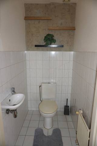 3-kamer appartement van ca. 95 m² gelegen op de begane grond van het complex, bestaande uit entree, toilet, woonkamer met open keuken, inpandige berging, twee slaapkamers en de badkamer. Het appartement beschikt over een op het westen gesitueerde tuin en een eigen berging in de kelder.<br /><br />Bouwjaar: 2005. Woonoppervlakte: circa 95 m². Oppervlakte tuin: circa 15 m². EPC-label: B!<br /><br />Indeling<br />Op de begane grond bevinden zich de entree met brievenbussen, de traphal en de lift.<br /><br />Het appartement is grotendeels voorzien een vinylvloer, met stucwerk afgewerkte wanden en spuitwerk plafonds. De entree is verder voorzien van een garderobe en biedt toegang tot het toilet en de woonkamer.<br /><br />Het gedeeltelijk betegelde toilet is voorzien van een closetpot, fonteintje en mechanische ventilatie.<br /><br />De royale woon-/eetkamer met open keuken heeft een oppervlakte van ca. 55 m² en is voorzien van de klokthermostaat en de intercom met videofoon.<br /><br />De open keuken beschikt over een keukenblok met onder- en bovenkastjes en de volgende inbouwapparatuur: gaskookplaat, afzuigkap, vaatwasser, koelkast, oven en rvs-spoelbak.<br /><br />Vanuit de open keuken is de inpandige berging bereikbaar. De berging is voorzien van de opstelling van de cv-combiketel (2019), de mechanische ventilatie-unit en de groepenkast (9 groepen en 2 aardlekschakelaars).<br /><br />Aan de achterzijde van het appartement zijn de twee slaapkamers gelegen van circa 15 m² en 10 m². Beide slaapkamer zijn voorzien van een tv-aansluiting en vanuit de grote slaapkamer is de tuin bereikbaar.<br /><br />De ruime, grotendeels betegelde badkamer is voorzien van een douche met thermostaatkraan, een vaste wastafel met spiegel en planchet, de wasmachineaansluiting en de bediening van de mechanische ventilatie.<br /><br />Tuin<br />Het appartement beschikt over een volledig bestrate tuin van circa 15 m² en voorzien van een watertappunt, elektrapunt en schrobputje.<br /><br />Algemeen<br />• Bouwjaar: 2005.<br />• Woonoppervlakte: ca. 95 m².<br />• Het appartement beschikt over een eigen berging van ca. 7 m² in de kelder. De berging is voorzien van elektra.<br />• Het complex beschikt over een lift.<br />• Servicekosten bedragen € 60,00 per maand.<br />• Appartement is volledig voorzien van aluminium kozijnen met dubbele beglazing.<br />• Geen huisdieren toegestaan.<br />• Huurwaarborg 3 maanden huur.<br />• EPC-label: B (score 130 kWh/m²).