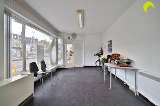 <p><span>Centraal gelegen handelspand met woonst in het hart van Hoboken, met een totale oppervlakte van 147 m².</span></p><p><span>Indeling:</span><span><br />De winkelruimte is toegankelijk via een aparte inkomhal. Achteraan bevinden zich de keuken en badkamer, uitgerust met een bad en lavabo. </span></p><p><span>Verder zijn er twee slaapkamers, een apart toilet en een garagebox aanwezig.</span></p><p><span>Het pand is momenteel verhuurd en biedt een aantrekkelijk rendement van 7,9%.</span></p><p><span> </span></p><p><span>Troeven:</span></p><ul><li><span>Centraal gelegen</span></li><li><span>Zeer goed rendement</span></li><li><span>Winkel met mogelijkheid voor woonst</span></li><li><span>Garagebox</span></li></ul><p><span> </span></p><p><span>EPC label F ( renovatie verplichting)</span></p><p><span>P-score A en G-score A</span></p><p><span> </span></p><p><span>Voor een bezoek ter plaatse kan u ons contacteren op het nummer 03 449 42 41 of mail ons via hallo@habicom.be.</span></p><p><span>Benieuwd naar de waarde van jouw woning? Check het gratis op <span>www.watismijnhuiswaard.be</span></span></p><p><span> </span></p><p><span> </span></p>