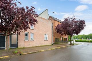 Ruim, lichtrijk appartement van ca. 115m² in een kleinschalig gebouw, centraal gelegen nabij het station van Essen met in de nabijheid van...