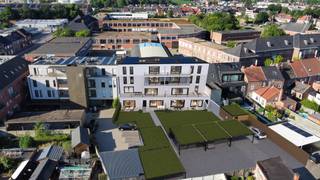 <strong>Residentie La Forchetta</strong> – een exclusief nieuwbouwproject met slechts 9 luxe appartementen, gelegen in het centrum van Tessenderlo. <br /><br />De appartementen beschikken over 1 of 2 slaapkamers en variëren in grootte van 85 m² tot maar liefst 155 m². Elk detail is ontworpen met oog voor kwaliteit, licht en ruimte – ideaal voor wie houdt van hedendaags wonen met een vleugje elegantie.<br /><br />Waarom kiezen voor La Forchetta?<br />- Unieke ligging in het centrum van Tessenderlo<br />- Slechts 9 exclusieve appartementen<br />- Hedendaagse architectuur en hoogwaardige afwerking<br />- Energiezuinig wonen met moderne technieken<br />- Afwerking op maat<br />- Oplevering voorzien voor einde van zomer 2026<br />- Verlaagd btw tarief van 6% indien u voldoet aan de voorwaarden<br />
<p><strong>Prijsinformatie:</strong><strong><br /></strong>De geadverteerde prijs is<span> </span><strong>exclusief</strong>:<span> </span><strong>21% btw</strong>, staanplaats, kelderberging, fietsenstalling, aansluitingskosten, notariskosten en registratierechten op het grondaandeel. Onderaan bij het<span> </span><strong>financieel luik</strong><span> </span>kan u meer informatie terugvinden over de<span> </span><strong>totaalprijs</strong><span> </span>en het voordeeltarief van<span> </span><strong>6% btw</strong>.</p>
Heeft u interesse in dit unieke woonproject? Wacht niet langer en contacteer ons op 013 66 62 08 voor meer informatie.