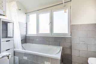 🏡 TE KOOP – Prachtige duplex met 2 slpk in Schaarbeek – Daillywijk<br /><br />We Invest Brussel-Europa biedt u dit appartement aan, gelegen in de Gustave Fussstraat 24 te 1030 Schaarbeek, in het hart van de zeer gegeerde Daillywijk.<br /><br />✨ Een ideaal pand voor investeerders, dat onmiddellijke opbrengst combineert met een topligging.<br /><br />🔹 Indeling :<br />1 duplexappartement op de bovenste verdieping van een nieuwe, kleinschalige mede-eigendom<br />Bergingsruimtes<br /><br />🔧 Technische aspecten<br />EPC: G<br />Elektriciteit niet conform<br /><br />📍 Een uiterst gegeerde buurt<br />Gelegen op een steenworp van de Avenue Plasky, geniet het pand van een dynamische en populaire omgeving:<br />🚋 Uitstekende bereikbaarheid met het openbaar vervoer (tram, bus, snelle toegang tot het centrum en de Europese wijk)<br />🛍 Talrijke winkels, supermarkten, restaurants en diensten<br />🌳 Nabij parken, scholen en internationale instellingen<br />🚗 Snelle toegang tot de grote verkeersassen en de NAVO / Europese wijk<br /><br />Een wijk met een zeer sterke huurvraag, ideaal voor een veilige investering.<br /><br />📞 Bezoeken enkel op afspraak met :<br />Rebecca Hallal<br />We Invest Bruxelles-Europe<br />📱 Tél. : +32 472 12 62 42<br />📧 Email : bruxelles.europe@weinvest.be<br /><br />👉 Volledig dossier, huurinkomsten en voorwaarden op aanvraag.<br />Andere panden te koop in Schaarbeek op WeInvest.be