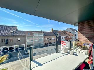 Vlakbij het centrum van Torhout vinden we dit instapklare appartement. Met een oppervlakte van +100 m² geniet je hier van meer dan...