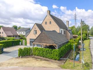 <p>Deze prachtige open bebouwing combineert ruimte, licht en comfort op een manier die zelden zo harmonieus samenkomt. Ideaal gelegen, vlakbij het centrum van Lier maar evengoed aansluitend aan een natuurgebied en direct bereikbaar. Met zes slaapkamers, twee badkamers en een masterbedroom met ensuite badkamer en ruime dressing, is dit huis ideaal voor een groot gezin dat comfort en functionaliteit hoog in het vaandel draagt. Daarnaast is er een praktijkruimte/kantoor aanwezig, compleet met gastentoilet, ideaal voor wie werken en wonen wilt combineren. Deze ruimte kan ook makkelijk getransformeerd worden naar een dubbele inpandige garage. <br /><br />Het kloppende hart van de woning bevindt zich in de keuken, waar het AGA-fornuis centraal staat. Dit is niet zomaar een fornuis, maar een bron van warmte en gezelligheid – een plek waar iedereen samenkomt, klamme handen worden verwarmd, jassen worden opgehangen en talloze gesprekken worden gevoerd terwijl er gekookt wordt.<br /><br />De woning geniet van een overvloed aan natuurlijk licht en een open indeling die een gevoel van ruimte en vrijheid creëert. Praktisch ingedeeld, met een aparte waskamer op de bovenverdieping, behoort het heen en weer sjouwen van de was tot het verleden.<br /><br />De west-georiënteerde tuin met terras is een verlengstuk van het huis: ideaal voor zomerse etentjes, spelende kinderen, verjaardagen, communies of gewoon een moment van rust met een boek en een kop koffie. Op de oprit is er plaats voor 5 à 6 wagens, inclusief twee onder de carport. Het huis is bovendien uitgerust met zonnepanelen en heeft een EPC B, waardoor het zowel praktisch als energie-efficiënt is.<br /><br />Contacteer Vincent voor een bezoek ter plaatse op het nummer 0475 21 00 86 of via Vincent@reds.be.</p>
<p></p>