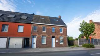 Deze <span><strong>modern gerenoveerde woning</strong></span> combineert hedendaags comfort met een warme, gezellige sfeer.<br />De <span><strong>gezellige woonkamer is voorzien van een pelletkachel.</strong></span> <br />Aansluitend is er de volledig<span><strong> nieuwe keuken, uitgerust met alle moderne toestellen</strong></span> en veel bergruimte.<br />Op het gelijkvloers is er een apart gastentoilet.<br />De <span><strong>ruime badkamer biedt alle comfort met een dubbele lavabo, een inloopdouche én een ligbad</strong></span>.<br />Via de trap in de woonkamer gaat u de 1ste verdieping waar een <span><strong>master bedroom is en een aansluitende dressing</strong></span>, die ook perfect kan dienen als extra slaapkamer of bureau.<br />Op de zolderverdieping werd bovendien een <span><strong>extra ruime</strong></span> <span><strong>zolderkamer</strong></span> ingericht.<br />Achteraan is er een<span><strong> terras met een klein, onderhoudsvriendelijk tuintje</strong></span>.<br />Bovendien is de woning voorzien van een<span><strong> doordacht en energiezuinig totaalconcept</strong></span>. De verwarming gebeurt via een <span><strong>Gaele-systeem in combinatie met een warmtepomp en een pelletkachel.</strong></span> Daarnaast zijn er <span><strong>11 zonnepanelen aanwezig, gekoppeld aan een thuisbatterij met een capaciteit van 10 kWh</strong></span>, wat bijdraagt aan een lagere energiekost<br />Gelegen <span><strong>op slechts 2 km van het centrum van Deerlijk,</strong></span> met een <span><strong>vlotte bereikbaarheid</strong></span> en alle voorzieningen in de buurt.<br />Een instapklare woning die zeker een bezoek waard is!<br />EPC : 100 en UC : 3648881<br />Wenst u meer uitleg of een bezoek ? Contacteer Peter : 0496/176878