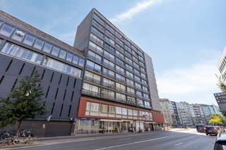 <p>Op zoek naar een instapklare studio in het bruisende Antwerpen? </p><p>Het pand met EPC B (geen renovatieverplichting!) is zowel een ideale starterswoning als een interessant opbrengsteigendom: het wordt momenteel verhuurd aan 770 euro per maand. Zuigericht appartement met enorm veel natuurlijk lichtinval, met uitzicht op de rustige Brialmontlei, vlakbij het Stadspark! </p><p>De studio heeft een toplocatie: het bevindt zich aan de rustige achterkant van het gebouw met een heel mooi uitzicht op de kerk en op wandelafstand van het stadspark en het centraal station. Bovendien is het nabij de kalme wijk Zurgenborg, diverse winkels, het openbaar vervoer en belangrijke uitvalswegen.  </p><p>Deze ruime en lichtrijke studio van 49m² bevindt zich op de 8ste verdieping en heeft een heel mooi uitzicht en is bovendien zuid-gericht. </p><p>De ruime en lichtrijke leefruimte zorgt voor een rustige, met mogelijkheid tot een afgescheiden, hoek om tot rust te komen. Tevens is er een open keuken, die ervoor zorgt dat je verbonden blijft met de lichtrijke leefruimte. Daarnaast is er een aparte badkamer met bad, lavabo en een aansluiting voor de wasmachine. De WC is ook apart, praktisch voor als er bezoekers komen.<br />De ruimtes zijn slim benut, zodat je optimaal kan genieten van elke vierkante meter.</p><p>Momenteel wordt de studio verhuurd aan 770 euro per maand (bruto rendement van 5,4%). Er is volledige vrijheid om de huurprijs te indexeren.</p><p>Het pand is op te frissen, wat betekent dat je mits een kleine investering het volledig naar uw wens kan inrichten. Ideaal voor wie op zoek is naar een eerste eigen stek, een investering of een handige pied-à-terre in de stad.</p><p>Troeven:<br />- EPC= B, dus GEEN renovatieverplichting<br />- de mogelijkheid tot opbrengsteigendom<br />- lichtrijke leefruimte <br />- prachtig uitzicht<br />- de aangename en strategische ligging<br />- De elektriciteit is conform.<br />- 318 euro per kwartaal aan gemeenschappelijke kosten, verwarming en warm water inbegrepen!</p><p>De ligging aan de Plantin en Moretuslei is een echte troef: je zit hier midden in het levendige Antwerpen, met winkels, horeca en openbaar vervoer op wandelafstand. Ook de invalswegen naar de ring en het centrum liggen vlakbij, waardoor je zowel de stad als de omliggende gemeenten makkelijk bereikt.</p><p>Overtuigd? Plan je bezoek in via onze website!</p>