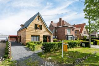 <br />Deze gerenoveerde open bebouwing (2024) combineert comfort, energiezuinigheid en een rustige ligging met open zicht op het achterliggende landschap.<br /><br />De woning is traditioneel opgebouwd in massieve steen, waarbij de gevel recent werd voorzien van buitenisolatie en een onderhoudsvriendelijke houten gevelbekleding als esthetische afwerking.<br /><br />De woning beschikt over een lichtrijke leefruimte, een praktische indeling en in totaal 3 slaapkamers, allen gelegen op de bovenverdieping. De badkamer op de benedenverdieping is uitgerust met een ruime inloopdouche, toilet en voorziet bovendien nog de aansluiting en ruimte voor het plaatsen van een bad. Verder is er een wasruimte, momenteel gecombineerd met een tweede toilet.<br /><br />Extra bergruimte is voorzien via een kelder en een zolder dat toegankelijk is via een luik.<br /><br />Buiten geniet u van een aangename tuin met vrij uitzicht op groen. Daarnaast zijn er nog een losstaande garage (26 m²), een tuinhuis en een apart bijgebouw, ideaal als hobbyruimte, werkplek of extra opslag.<br /><br />De ligging is een absolute troef:<br />op wandelafstand van openbaar vervoer, op slechts 10 km van het station van Eeklo en met een vlotte verbinding naar de E34/N49 richting Gent en Antwerpen. Winkels, scholen,dokter, apotheek en andere voorzieningen bevinden zich in de nabije omgeving.<br /><br />Ook op energetisch vlak scoort deze woning uitstekend met een EPC B (127 kWh/m²), conforme elektriciteit, ventilatiesysteem D, vloerverwarming, een hoogrendement gasketel, en isolatie van vloer, muren en dak. Bovendien is de woning voorzien van driedubbele, geluidsisolerende beglazing.<br /><br />Kortom, de ideale woning voor wie op zoek is naar een instapklare, energiezuinige thuis op een rustige en toch centrale locatie, perfect voor gezinnen, koppels of als investering.<br /><br />Interesse? Contacteer mij voor een bezoek!