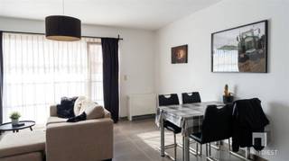 <p><span>Gezellig gelijkvloers appartement (63 m²) met zonnig terras in Schaffen.</span></p><p><span>Dit appartement in de Kerkstraat (Schaffen), biedt u heel wat comfort.</span></p><p><span> </span></p><p><span>Indeling:</span></p><p><span>- Aangename leefruimte met open keuken </span></p><p><span>- Keuken voorzien van toestellen (vaatwasser, keramische kookplaat, combi-oven)</span></p><p><span>- Zonnig terras aan achterzijde (aansluitend op de living)</span></p><p><span>- Badkamer met lavabomeubel en bad-douchecombinatie</span></p><p><span>- Berging</span></p><p><span>- Apart toilet</span></p><p><span>- Twee slaapkamers</span></p><p><span> </span></p><p><span>Ondergronds: </span></p><p><span>- Privé-parkeerplaats (nr. 2)</span></p><p><span>- Afsluitbare berging (nr. 2)</span></p><p><span>Achteraan het gebouw mag u een extra staanplaats gebruiken.</span></p><p><span> </span></p><p><span>Ontdek hier de troeven:</span></p><p><span>- Gunstige ligging: gelegen in het centrum van Schaffen (Spar, bakker, apotheek) </span></p><p><span>- Op wandelafstand van scholen en openbaar vervoer</span></p><p><span>- Vlotte verbinding naar belangrijke invalswegen</span></p><p><span>- 2 slaapkamers</span></p><p><span>- Zuid-Westgericht terras</span></p><p><span>- lage gemeenschappelijke kosten</span></p><p><span> </span></p><p><span>Comfort:</span></p><p><span>- Terras aansluitend aan de leefruimte</span></p><p><span>- Handige berging in het appartement</span></p><p><span>- Ondergrondse parkeerplaats </span></p><p><span>- Kelderberging</span></p><p><span> </span></p><p><span>Bouwtechnisch:</span></p><p><span>- Praktische indeling met open leefruimte</span></p><p><span>- 2 slaapkamers</span></p><p><span> </span></p><p><span>Energetisch:</span></p><p><span>- Energiezuinig (EPC C u heeft geen renovatieplicht)</span></p><p><span>- Zonnepanelen met certificatenopbrengst van 450 Euro/1.000kWh (tot 2029)</span></p><p><span>- Keuring elektriciteit is conform tot 2034</span></p><p><span> </span></p><p><span>Dit appartement is de ideale woonst voor wie op zoek is naar een ruim, praktisch en energiezuinig appartement in een rustige omgeving.</span></p><p><span>Het appartement wordt momenteel verhuurd aan interessante voorwaarden. Opzeg voor eigen bewoning is mogelijk.</span></p><p><span>Uiteraard ook ideaal als investering (onmiddellijk rendement).</span></p><p><span> </span></p><p><span>Interesse? Plan een bezoek in! Bel Immo Diest op het nr. +32 13 31 25 22.</span></p><p><span>Bron bewoonbare oppervlakte: EPC</span></p>