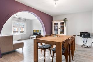 Voor meer info en foto’s, surf naar www.swevers.be – Dit handelspand met appartement aan de Koolmijnlaan 193 in Heusden-Zolder biedt een perfecte combinatie van wonen en werken. Met een totale oppervlakte van 262 m² en volledig gerenoveerd in 2019, is het pand instapklaar. De handelsruimte van 117 m² op de begane grond is ideaal voor een winkel of horecazaak, terwijl de eerste verdieping een moderne keuken en ruime woonkamer herbergt. Op de tweede verdieping bevinden zich twee slaapkamers en een volledig uitgeruste badkamer. Extra troeven zijn de kelder van 12 m², een ruim terras en 42 zonnepanelen. De ligging, op slechts 100 meter van scholen en openbaar vervoer en op 2 kilometer van de snelwegen, maakt dit pand zeer aantrekkelijk voor ondernemers. Voor meer informatie, bel 011 255 155. Bron bewoonbare oppervlakte: EPC – verslag.