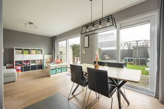 Instapklare woning met 3 slaapkamers (meer slpks mogelijk). Epc-score: 100 kWh/m² (label A)Ligging: autoluw woonerf nabij het centrum van...