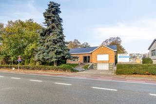Op een ruim perceel van <strong>4.097 m2</strong> bevindt zich deze alleenstaande villa met loods en een prachtig aangelegde tuin.<br /><br />De villa beschikt over een <strong>lichtrijke</strong> leefruimte met zicht op de ruime tuin en vijf slaapkamers. De woning is volledig <strong>onderkelderd</strong>, wat extra bergruimte en mogelijkheden biedt. Bovendien beschikt de woning over een ruime garage met plaats voor <strong>minstens twee wagens</strong> en rechtstreekse toegang tot de woonst. Ook de oprit biedt extra parkeergelegenheid voor extra wagens. <br /><br />Er zijn verschillende bouwmogelijkheden waardoor er ruimte is om naar eigen wens uit te breiden. <br /><br /><u>Belangrijke troeven:</u>
<ul>
<li>Perceel van <strong>4.097 m2</strong></li>
<li><strong>Verschillende</strong> bouwmogelijkheden</li>
<li>Loods van <strong>212 m2</strong></li>
<li><strong>Twee aparte</strong> ingangen</li>
<li>Recent <strong>vernieuwd</strong> dak en zinkwerk</li>
<li>Grote aangelegde <strong>tuin met veel privacy</strong></li>
<li><strong>Ideale ligging</strong> vlakbij invalswegen</li>
</ul>
Aarzel niet en contacteer ons voor meer informatie of een bezoek ter plaatse op het nummer <strong>0495/57 45 30</strong> of via <strong>manon.vn@caenen.be. </strong><br />