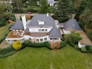 Gelegen voor het dorp van Schilde bevindt zich deze te renoveren villa met bouwgrond op ca. 6002 m².Indeling:ruime inkomhal - aparte vestiaire met...