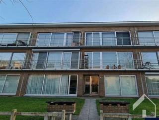 <p><span><span>Centraal gelegen, instapklaar appartement met inkomhall, ruime woonkamer, open keuken, 2 slaapkamers, badkamer en apart toilet. Het appartement is gelegen op de eerste verdieping. veiligheidsdeur aanwezig. Algemene kosten: 50€ per maand. Alle ramen met dubbele beglazing en rolluiken, deels elektrisch. Garagebox inbegrepen. Bezichtiging uitsluitend op afspraak.</span></span></p>