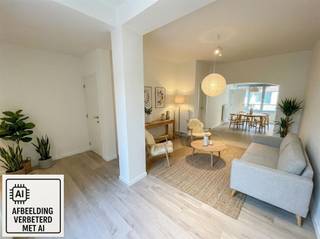Welkom in deze charmante top moderne woning in het hart van Izegem! Met een bewoonbare oppervlakte van 180 m² is dit huis de perfecte mix van modern comfort en traditionele stijl. Gelegen op een perceel van 213m², biedt het volop ruimte en privacy.Bij binnenkomst wordt u verwelkomd door een lichte en open leefruimte die naadloos overgaat in de stijlvolle eetkamer. De moderne keuken is volledig uitgerust en biedt een gezellige plek. De woning beschikt over drie ruime slaapkamers, ideaal voor gezinnen of voor wie extra werk- of hobbyruimte wenst. De twee badkamers zijn voorzien van hoogwaardige afwerkingen. De buitenruimte is een verborgen schat met een uitnodigend terras en een groene tuin, perfect voor zomerse barbecues of ontspannen momenten. Na volledige renovatie zal deze woning een EPC label B hebben. De woning heeft een grote kelder van 27 m², een toegankelijke zolder van 28 m² en een tuinhuis van 17 m². Deze woning in Izegem is niet alleen aantrekkelijk door zijn centrale ligging, maar ook door zijn stijlvolle afwerking en praktische indeling. Mis deze unieke kans niet om eigenaar te worden van een prachtig huis in een levendige buurt!