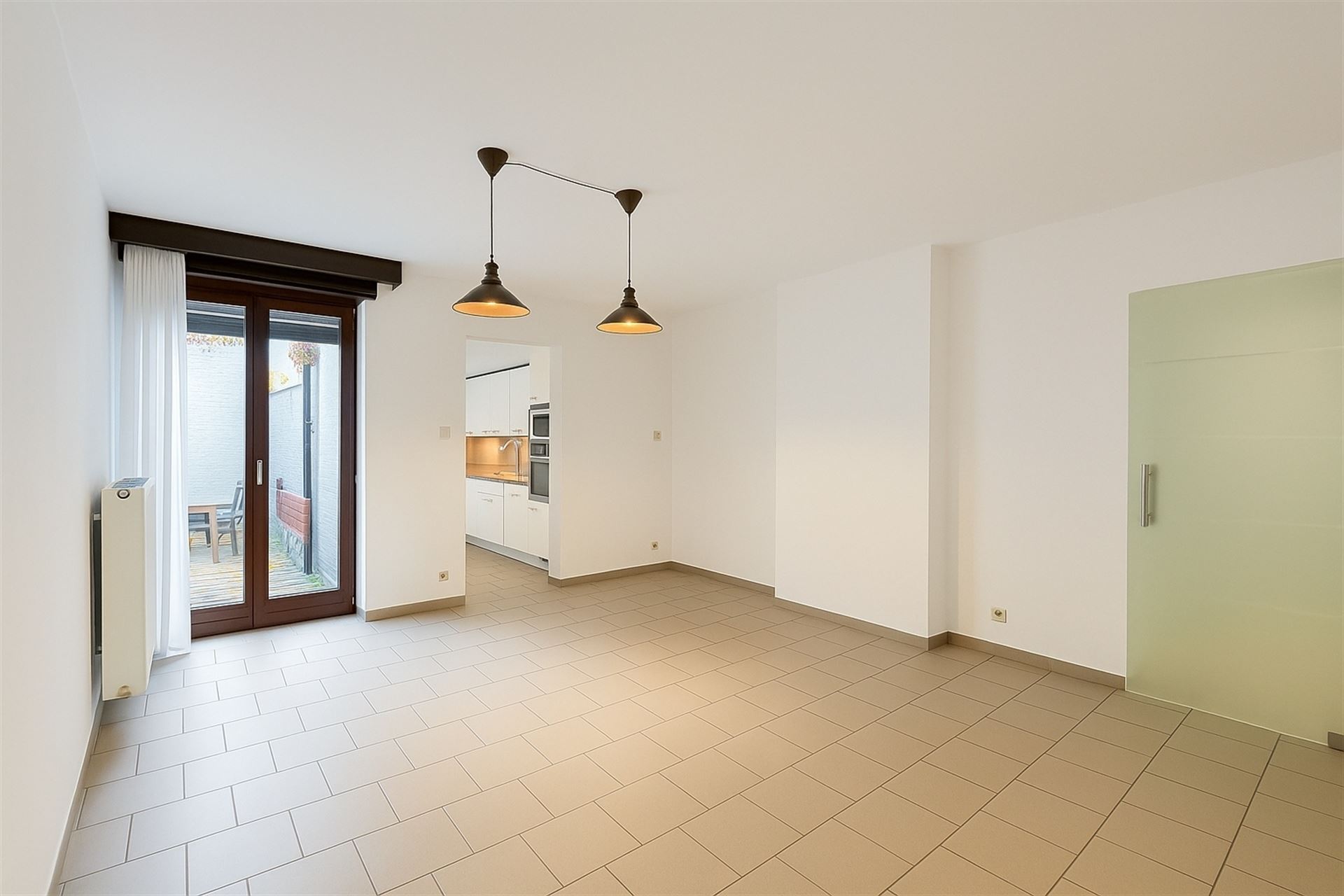 Centraal gelegen stadswoning met 2 slaapkamers, garage en terras - foto 5