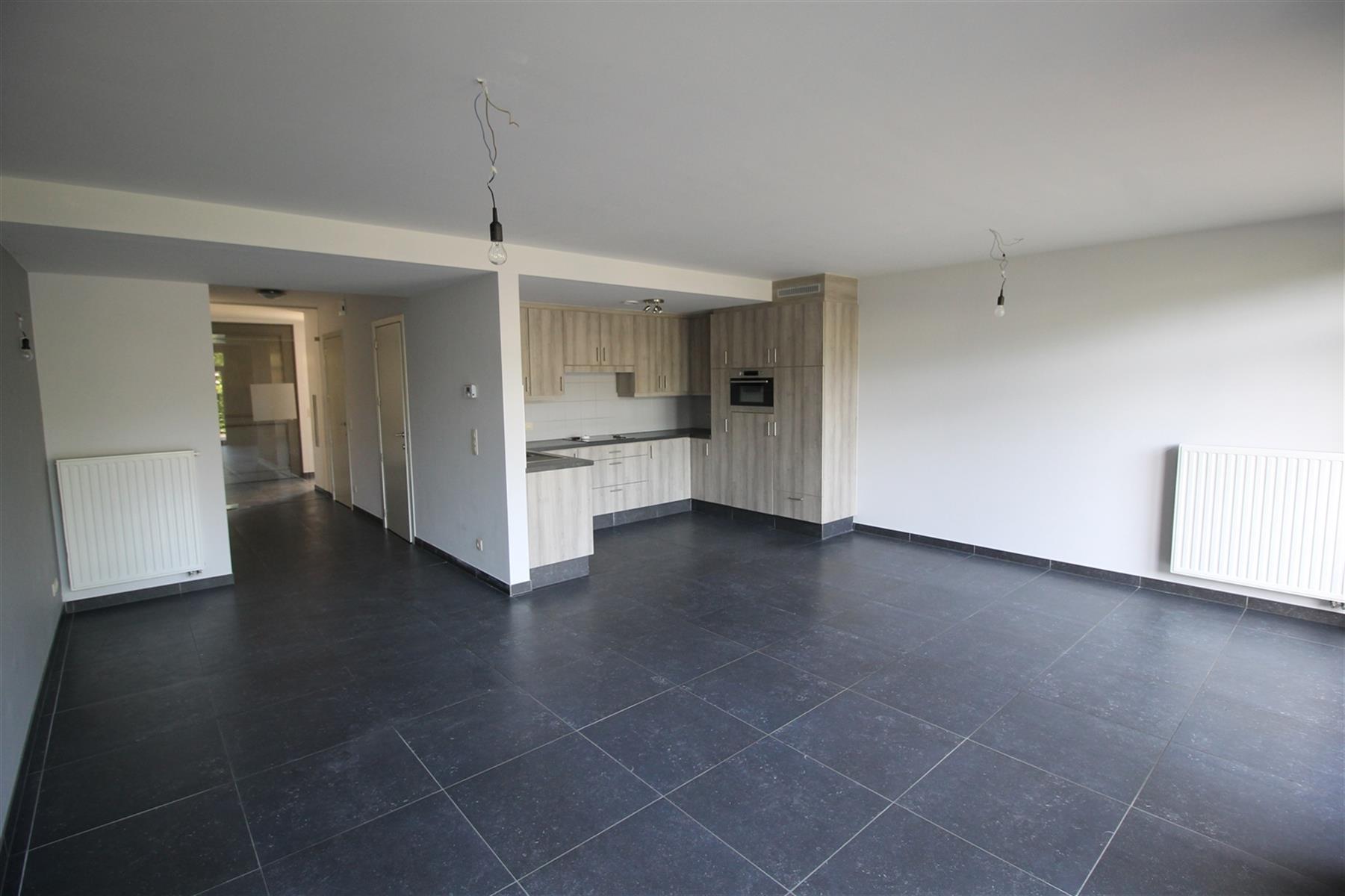 Gezinswoning met 3 slaapkamers, terras en twee ondergrondse autostaanplaatsen. - foto 5