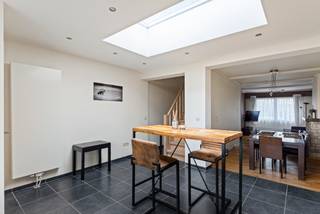 Uiterst gunstig gelegen woning in een zéér rustige en kindvriendelijke woonomgeving nabij de Rupeldijk! Dit huis bevindt zich in een enkelrichtingsstraat, ideaal voor gezin met kinderen, er is weinig doorgaand verkeer. Er is een vlotte verbinding naar de oprit A12 Antwerpen-Brussel en het openbaar vervoer (bus en trein) ligt op wandelafstand. Parkeergelegenheid is er in de omgeving. Mogelijkheid tot huren van een achterliggende garage aan €65,-/maand. <br /><br />Deze woning is voorzien van alle nodige comfort en is volledig instapklaar! De keuring van de elektriciteit is conform en het EPC heeft een goed Label C. Verschillende investeringen werden de laatste jaren aan het huis gedaan: <br />- isoleren en volledig rechttrekken en bekleden van de volledige achtergevel (2023)<br />- isoleren en opnieuw bekleden plat + nieuwe lichtkoepel (2023)<br />- vervangen raam achterzijde 1eV<br />- nieuw toilet & boiler (2023)<br />- plaatsen digitale thermostaat<br />- volledige heraanleg tuin, terras en omheining (2021)<br />- verduistering van gordijnen op maat (2020)<br />- kraanwerk in keuken en badkamer vernieuwd (2025)<br /><br />Op <strong>-1 </strong>bevinden zich: een ruime 2-delige berging, een hall, een dressing/bureau/hobbyruimte, een wasplaats en een volledig ingerichte badkamer; <strong>GLVL:</strong> een inkomhall, een woonkamer, een volledig ingerichte keuken, een apart toilet en een gang met trap; <strong>1eV: </strong>een hall en 2 slaapkamers; <strong>2eV: </strong>een geïsoleerde zolderruimte zonder vaste trap. Er is een oost-gerichte tuin & terras. <br /><br />Momenteel is deze woning verhuurd, ze is beschikbaar vanaf januari 2027, mits opzeg van de huidige huurder. Heeft u interesse? Contacteer ons zeker voor een bezichtiging ter plaatse via 03 459 99 99 of info@leximmo.be. <br /><br />