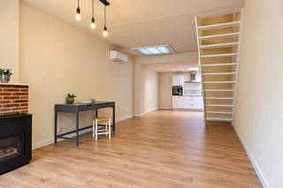 <p><strong>Charmante, instapklare woning met 2 slaapkamers en zonnig dakterras</strong><br /><br />Bent u op zoek naar een instapklare woning met een moderne afwerking en een uitstekende ligging? Dan is deze charmante woning zeker een bezoek waard. De woning werd in 2026 volledig gerenoveerd.<br /><br />Volgens het EPC bedraagt de bruto bewoonbare oppervlakte 96 m². De woning beschikt over een gunstig EPC-label B. Zo geniet u van hedendaags comfort zonder grote renovatiewerken.<br /><br />Op het gelijkvloers vindt u een gezellige leefruimte en een volledig nieuwe, kwalitatieve keuken. Dankzij de grote lichtkoepel geniet de keuken van veel natuurlijk licht. De airconditioning zorgt voor extra comfort en kan zowel verwarmen als koelen. Een apart toilet vervolledigt deze verdieping.<br /><br />Op de eerste verdieping bevindt zich een slaapkamer en een volledig vernieuwde badkamer met inloopdouche en lavabo. Vanuit deze verdieping heeft u toegang tot het zuidwestgerichte dakterras. Hier kunt u heerlijk ontspannen en genieten van de namiddag- en avondzon.<br /><br />De tweede verdieping is volledig ingericht als 'master bedroom'. Zo beschikt de woning over twee slaapkamers, verdeeld over twee verdiepingen.<br /><br />Ook de ligging is een grote troef. Het centrum van Aalst, het station, het ziekenhuis, scholen, winkels en horecazaken liggen allemaal op wandelafstand. Parkeren kan in de straat. Daarnaast is er de mogelijkheid om een garage in de buurt te huren.<br /><br />Deze woning combineert een charmante uitstraling met een moderne afwerking en praktisch wooncomfort. Dankzij de recente renovatie, het gunstige EPC-label B en het zonnige dakterras is dit een ideale thuis voor wie comfortabel wil wonen op een centrale locatie.<br /><br />EPC 198 kWh/(m²jaar), energielabel B<br />Het perceel te Aalst, afdeling 4, sectie F met perceelnummer 0947/00R000 bevindt zich niet in een risicozone voor overstromingen.<br />Stedenbouwkundige inlichtingen in aanvraag, 14/10/2026<br /><br /><strong>Interesse? </strong>Contacteer Brent via telefoon of mail.<br /><strong>T:</strong> 0468 30 76 20  <br /><strong>E:</strong> brent@ocvastgoed.be</p>