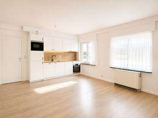 Modern appartement met 2 slaapkamers in het centrum van Heist vlakbij het Station, Delhaize en het strand. Naast het gebouw een grote openbare parking wat zorgt voor een extra gemak.<br /><br />Het appartement is verzorgd en beschikt over een conforme elektriciteitskeuring en een asbestveilig attest. Vrij bij akte.<br /> <br />Indeling: inkomhal met apart toilet, praktische berging met plaats voor WM/DK, een aangename leefruimte met veel licht dankzij de 3 raampartijen, een verzorgde open keuken, een badkamer met inloopdouche en nog 2 volwaardige slaapkamers.<br /><br />In de kelderverdieping nog een private berging inbegrepen in de prijs.<br />Algemene fietsenstalling in het gebouw.<br /><br />Bezoeken of meer informatie?<br />Contacteer Willem Cauwels op tel. 050/89.27.70.