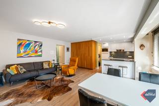 Ontdek dit lichtrijke en ruime appartement op de vierde verdieping van de verzorgde Residentie Soetelande, ideaal gelegen in het hart van Oostende. Met zijn twee volwaardige slaapkamers, praktische indeling en een gezellig terras aan de achterzijde, is dit de perfecte woonst of tweede verblijf aan zee. Dankzij de centrale ligging geniet u van het bruisende stadsleven van Oostende, terwijl het appartement zelf rust en comfort biedt. Interesse? Dit instapklare appartement is ideaal als vaste woonst, tweede verblijf of investeringsvastgoed. Maak vandaag nog een afspraak voor een bezichtiging!