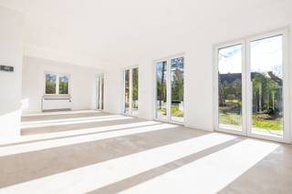 <div>
<p>In een van de meest gewilde wijken van Waterloo, in het hart van het groene Vert-Coucou, combineert deze prachtige, volledig gerenoveerde villa van ± 280 m² op elegante wijze de charme van klassieke architectuur met het comfort van het hedendaagse leven. Bij binnenkomst wordt u verwelkomd door een majestueuze hal die uitkomt op royale ontvangstruimtes. De woonkamer van ± 61 m², die dankzij de zuidoostelijke ligging en de ramen die uitkijken op de tuin baadt in het licht, vormt het hart van het huis. Een ideale plek om bijzondere momenten met het gezin door te brengen of gasten in een gezellige sfeer te ontvangen. De volledig uitgeruste keuken sluit naadloos aan op deze harmonieuze leefruimte. Een kantoor van ± 13 m², een garderobe en een toilet maken deze verdieping compleet. Op de bovenverdieping is het slaapgedeelte ontworpen om te voldoen aan de behoeften van een gezin dat op zoek is naar comfort. De oudersuite van ± 27 m² beschikt over een eigen kleedkamer en een eigen badkamer. Vier andere lichte slaapkamers, waarvan één met aangrenzende doucheruimte, evenals een tweede badkamer en een apart toilet, garanderen ruimte en privacy voor iedereen. De kelder biedt bijzonder aantrekkelijke troeven: een ruime garage met plaats voor twee auto’s, een werkplaats, een wijnkelder en talrijke opbergruimtes. Deze zeldzame woning ligt vlak bij scholen, winkels, verkeersaders en sportfaciliteiten en overtuigt door de perfecte balans tussen een groene leefomgeving en dagelijks gebruiksgemak. Een karaktervolle woning waar elke ruimte is ontworpen om comfort, elegantie en levenskwaliteit te bieden. Direct beschikbaar. Gasverwarming. EPC D. Afmetingen ter indicatie.*</p>
<p><u>Op de begane grond:</u></p>
<ul>
<li>Imposante inkomhal met een garderobe en een toilet</li>
<li>Ruime woonkamer van ±61 m² met toegang tot de tuin op het zuidoosten, wat zorgt voor veel lichtinval in de leefruimtes</li>
<li>Volledig uitgeruste keuken (oven, kookplaat, afzuigkap, koelkast, vriezer, vaatwasser)</li>
<li>Kantoor van ±13 m²</li>
</ul>
<p><u>Op de 1<sup>e</sup> verdieping:</u></p>
<ul>
<li>Slaapgedeelte</li>
<li>1 ouderslaapkamer van ±27 m² met eigen kleedkamer en badkamer (dubbele wastafel, inloopdouche, toilet)</li>
<li>1 slaapkamer van ±10 m² met eigen doucheruimte</li>
<li>3 slaapkamers van ±10 m² - ±11 m² - ±13 m²</li>
<li>1 badkamer (wastafel, bad)</li>
<li>Apart toilet</li>
</ul>
<p><u>Op niveau -1:</u></p>
<ul>
<li>1 grote garage met ruimte voor 2 auto’s</li>
<li>1 werkplaats</li>
<li>1 wijnkelder</li>
<li>Diverse opbergruimtes, waaronder een wasruimte</li>
</ul>
<p>Gasgestookte verwarmingsketel.</p>
<p>Afmetingen ter indicatie</p>
</div>