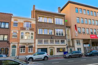Volledig vernieuwd appartement op wandelafstand van het stadscentrum en het centraal station. Perfect bereikbaar met auto, bus, en trein. Op 5 minuten van de oprit E19. Op de tweede verdieping met trap. Bijzonder uitnodigend, lichtrijk, hedendaags en instapklaar. Zeer mooie living met hoge plafonds, ingerichte keuken, badkamer met douche. Twee ruime slaapkamers en groot zuiders terras. Mogelijkheid om 2 fietsen te stallen.