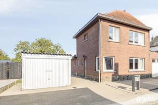 Rustig en centraal gelegen huis op wandelafstand van winkels, scholen, openbaar vervoer en andere dagelijkse voorzieningen. Deze woning omvat op het gelijkvloers een inkomhal, L-vormige woonkamer, keuken, afzonderlijk toilet, berging en kelder. Op de eerste verdieping bevinden zich een nachthal, badkamer met ligbad en enkele lavabo en 3 slaapkamers. De zolder biedt bovendien interessante uitbreidingsmogelijkheden, bijvoorbeeld voor een extra kamer, hobby of leefruimte. Altijd plaats voor je wagen(s) op de oprit en nabij belangrijkste invalswegen, gemakkelijke bereikbaarheid van autosnelwegen.