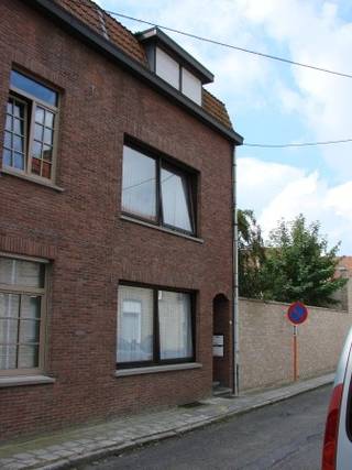 <p>Te huur: gezellig gesloten appartement in het centrum van Ieper, op wandelafstand van winkels, scholen en openbaar vervoer.</p>

<p> </p>

<p>Dit appartement combineert een centrale ligging met het comfort van een eigen tuin. De woning biedt een praktische indeling en heeft een terras, ideaal om te genieten van de buitenruimte. Dankzij de ligging in het hart van Ieper woont u dicht bij alle voorzieningen, terwijl u toch beschikt over een rustige privéplek.</p>

<p> </p>

<p>Belangrijkste ruimtes:<br />• Woonkamer<br />• Keuken<br />• Badkamer met ligbad met douchescherm<br />• 2 slaapkamers<br />• Toilet<br />• Wasplaats met aansluiting voor wasmachine<br />• Terras<br />• Tuin</p>

<p> </p>

<p>Troeven:<br />• Centrale ligging in het centrum van Ieper<br />• Gelijkvloers wonen met directe toegang tot tuin en terras<br />• Eigen tuin</p>

<p> </p>

<p>Neem vandaag nog contact op met uw ERA-makelaar voor een bezoek.</p>

<p> </p>

<p>JOUW DROOMAPPARTEMENT. ZO GEVONDEN!</p>