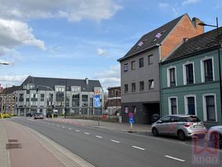 Zeer ruime en lichtrijke dakstudio!<br /><br />Ontdek deze moderne en verrassend ruime dakstudio waar licht en comfort centraal staan. Dankzij de grote raampartijen geniet u hier van een aangename natuurlijke lichtinval en een open gevoel.<br /><br />De studio beschikt over een volledig ingerichte open keuken met koelkast, combi-oven, keramische kookplaat, spoelbak en dampkap. De leefruimte combineert wonen en slapen in één praktische en aangename ruimte, met bovendien een aansluiting voor een wasmachine.<br />De aparte badkamer is uitgerust met een badkamermeubel, douche en toilet.<br /><br />Extra troeven<br />Zonnig terras aan voordeur<br />Aparte fietsenberging<br />Vuilnisberging aanwezig<br />Lift in het gebouw<br />EPC: LABEL B -175 kWh/m² jaar<br />Onmiddellijk beschikbaar!<br /><br /><br /><br />