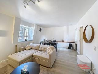 In de gouden driehoek van Brugge bevindt zich dit gezellig appartement met 1 slaapkamer. Deze is gelegen op de derde verdieping ( lift aanwezig ) en geeft ons via de inkomhal toegang tot alle ruimtes. De woonkamer geeft uit op de alom bekende Wollestraat. Van hieruit bent u overal dichtbij. De keuken grenst aan de living en is voorzien van alle nodige toestellen. Er is één ruime slaapkamer voorzien met toegang tot een zonnig terras. Tenslotte is er nog een badkamer uitgerust met douche, lavabo, wc en aansluiting voor wasmachine.<br />Dit appartement is ideaal geschikt voor iemand die van het bruisend stadsleven houdt .<br />Voor info en bezoek bel : 050/333976 of 0476/270379 ( buiten kantooruren )<br /><br />Troeven :<br />* instapklaar<br />* zonnig dakterras<br />* centraal gelegen<br />* ruime kelder aanwezig