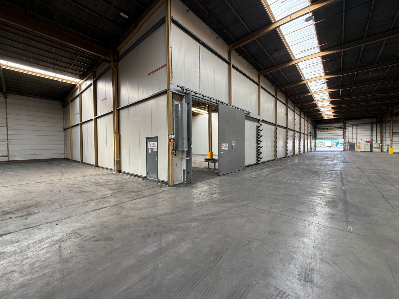 3.664 m² opslagruimte met mogelijkheid tot kantoren NAAST knooppunt E17/E40/R4 - foto 4