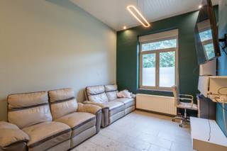 <p>Interesse in dit pand? Neem voor bijkomende informatie of het maken van een afspraak rechtstreeks contact op met Benjamin Tang via <strong>+32 495 56 50 74</strong> of <strong>benjamin.tang@copandi.be</strong>.</p><p>Aan de Laaglandlaan in Merksem bevindt zich deze aangename gezinswoning uit 1948, gelegen in een rustige en groene omgeving met een charmant landelijk karakter. De woning werd de voorbije jaren opgefrist en beschikt vandaag over een instapklare basis met maar liefst 147 m² bewoonbare oppervlakte. Dankzij de combinatie van karaktervolle elementen, praktische leefruimtes en hedendaags comfort is dit een woning waar je je meteen thuis kunt voelen.</p><p>Bij het binnenkomen wordt je verwelkomd door een aangename leefruimte die voldoende plaats biedt voor zowel een gezellige zithoek als een volwaardige eetplaats en vormt zo het centrale hart van de woning. Dankzij de vlotte verbinding met de tuin geniet je bovendien van een mooie wisselwerking tussen binnen en buiten. Of het nu gaat om een rustige ochtend met een kop koffie of een gezellige avond met familie en vrienden, deze ruimte biedt heel wat mogelijkheden.</p><p>De woning beschikt over drie slaapkamers, waardoor er voldoende ruimte is voor een gezin. De praktische badkamer sluit mooi aan bij het dagelijkse wooncomfort van de woning.</p><p>Een absolute troef is de zuidgerichte tuin. Dankzij de gunstige oriëntatie kun je hier gedurende een groot deel van de dag genieten van de zon. Het terras vormt de ideale plek om buiten te eten, te ontspannen of gezellig samen te zijn met familie en vrienden. De groene omgeving rond de woning versterkt bovendien het aangename en rustige karakter van deze woonplek.</p><p>Ook op technisch vlak beschikt de woning over verschillende interessante troeven. Zo is er dubbele beglazing aanwezig en wordt de woning verwarmd via centrale verwarming op aardgas. De zonnepanelen dragen bij aan een energiezuiniger wooncomfort. Bovendien is de elektrische installatie conform verklaard, wat zorgt voor extra gemoedsrust.</p><p>Een bijkomende praktische troef is de parkeerplek vooraan de woning, een aangename meerwaarde voor het dagelijkse wooncomfort.</p><p>De combinatie van de ruime bewoonbare oppervlakte, drie slaapkamers, de zonnige tuin, parkeerplaats en de rustige groene ligging maakt deze woning bijzonder interessant voor wie op zoek is naar een aangename gezinswoning in Merksem.</p>