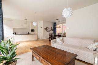 <p><strong>Instapklaar appartement met twee slaapkamers, een terras en een autostaanplaats, ideaal gelegen in het centrum van Turnhout. Een ideale combinatie van comfortabel wonen, veel lichtinval en een vlotte bereikbaarheid. </strong><br /><br />Bij het betreden van het appartement komt u terecht in de inkomhal, die toegang biedt tot de lichtrijke leefruimte met open keuken. Dankzij de grote raampartijen geniet de woonkamer van een aangename natuurlijke lichtinval, wat zorgt voor een warm en ruimtelijk gevoel.</p>
<p>De moderne open keuken is volledig geïnstalleerd en voorzien van een praktisch keukeneiland, een oven, koelkast, vaatwasmachine (Miele toestellen) en heel wat kastruimte. Aansluitend bevindt zich een handige berging, ideaal voor extra opslagruimte.</p>
<p>De eetruimte sluit aan op een groot schuifraam dat toegang biedt tot het terras. Hier kan u in alle rust genieten van een aangename buitenruimte met de nodige privacy.</p>
<p>Via de hal bereikt u de twee volwaardige slaapkamers en de badkamer, uitgerust met een ligbad, douche, dubbele wastafel en toilet.</p>
Dit appartement is bovendien uitstekend gelegen in het hart van Turnhout, op wandelafstand van scholen, winkels, horeca en openbaar vervoer. Dankzij deze centrale ligging geniet u van alle dagelijkse voorzieningen binnen handbereik, terwijl u toch kan thuiskomen in een rustige en aangename woonomgeving.<br /><br /><span>Bijzonderheden:</span><br />
<ul>
<li>Inclusief staanplaats en berging</li>
<li>Gunstige EPC-score van 150 kWh/m²/jaar (energielabel B)</li>
<li>Elektriciteit conform</li>
<li>Instapklaar</li>
<li>Afgewerkt door Segers Interieur</li>
<li>Vloeren in massief parket en natuursteen</li>
<li>Op wandelafstand van winkels, scholen en openbaar vervoer</li>
<li>Vaste maandelijkse kosten: 176,50 EUR (160 EUR appartement + 16.50 EUR garage)</li>
</ul>
<br /><span>Stedenbouwkundige inlichtingen in aanvraag'</span>