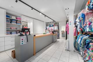 <p><strong>Westkapelle: instapklaar handelspand te koop op toplocatie in de Dorpstraat in Westkapelle. </strong><br /><br />Op een uitstekende commerciële ligging in het centrum van Westkapelle bevindt zich dit instapklare handelspand met een oppervlakte van ca. 55 m². Het pand is momenteel ingericht als lingeriewinkel, maar biedt dankzij de toegelaten bestemmingen tal van mogelijkheden voor diverse handels- en dienstactiviteiten. De ruimte beschikt over een verzorgde winkelinrichting met etalagemogelijkheden en een praktische indeling, ideaal voor ondernemers die op zoek zijn naar een compacte maar aantrekkelijke commerciële locatie.<br /><br />Het pand is onderworpen aan de renovatieverplichting voor niet-residentiële gebouwen, zoals opgelegd door de Vlaamse overheid.<br /><br /><strong>Toegelaten activiteiten:</strong></p>

<ul><li>Handel in luxe-artikelen zoals kleding, juwelen, boeken, parfumerie, tabak, wijn en paramedische artikelen.</li><li>Burelen en kantooractiviteiten.</li><li>Tearoom, restaurant of luxe-traiteurdienst, mits geen overdreven lawaaihinder en zonder dansgelegenheid.</li></ul>
<strong>Troeven: </strong>

<ul><li>Centrale ligging in Westkapelle op 10 min van Knokke centrum.</li><li>Veelzijdige commerciële mogelijkheden.</li><li>Handelsoppervlakte van ± 55 m².</li><li>Aparte bureelruimte met keuken en toilet.</li></ul>
Meer informatie? Contacteer Ayita op 0496 13 43 12. of via mail ayita@eraservimo.be
