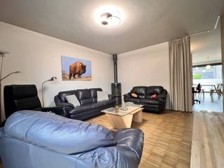 <span>In het </span><strong>centrum van Nazareth</strong><span>, dichtbij scholen, bakkers, slager, groentewinkel en supermarkt staat deze moderne halfopen bebouwing. In deze </span><span>leuke woning bent u helemaal klaar voor de hete zomers of koude winters. De <strong>airco</strong> op de bovenverdieping en de <strong>gaskachel</strong> in de gezellige leefruimte houden uw woning altijd perfect op temperatuur. Bovendien is er een <strong>waterverzachter</strong> en een <strong>extra douche</strong> geïnstalleerd beneden. Met een <strong>aparte garage</strong> kan u uw voertuig en fietsen veilig stallen.</span><br /><br /><span>Via de inkom (waar ook het gastentoilet zich bevindt) kom je in de leefruimte die opgedeeld werd in een gezellige <strong>leefruimte</strong> met <strong>gaskachel</strong></span><span>,</span><span> en een ruime moderne ingerichte </span><strong>keuken</strong><span> met</span><strong><span> eet</span>ruimte en bureelhoek. </strong><span>Naast bergruimte onder de trap is er een </span><strong>ruime berging</strong><span> aan de keuken, die voorzien is van een douche, aansluiting voor wasmachine en droogkast en ruimte voor opbergrekken. </span><br /><span>Via de trap kom je op de verdieping (voorzien van airco) die </span><strong>3 slaapkamers</strong><span> telt. Daarbij is de masterbedroom voorzien van een annex <strong>dressing</strong>. De <strong>badkamer</strong> herbergt een dubbele lavabo een bad met geinstalleerde douche en een toilet.<br /></span><br /><span>De wagen kan alvast terecht in de </span><strong>garage</strong><span>.</span><br /><span><br />De woning biedt niet alleen veel comfort maar is ook zeer lichtrijk. </span><br /><span><br />Domicilie verplicht<br />Huurprijs : 1.300 Euro per maand<br />Huurwaarborg : 3 maanden huur<br />Beschikbaar: onmiddellijk<br />Bezoeken enkel na afspraak.<br /><br /><strong>Een bezoek plannen? Dit kan enkel via onze website www.stellarimmo.be/te-huur. Ga naar het pand en klik op de Een bezoek aanvragen knop onder de foto van de makelaar</strong>.<br /><br /><strong>Verdere info via martine@stellarimmo.be</strong></span>