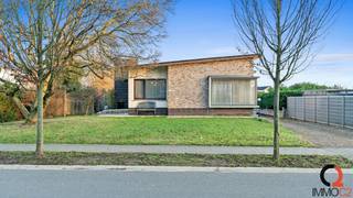 Prachtig gelegen eengezinswoning op het Laar in TessenderloDe indeling is als volgt:+ Inkomhal met ingemaakte kastenwand+ WC met handenwasser en...