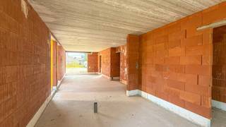 <p>Elke zondag welkom op ons kantoor van 10u-12u voor meer info over de nieuwbouwprojecten! <br /><br />Moderne nieuwbouwwoning in ruwbouw (HOB) met 3 slpks, zalig gelegen op een nieuwe verkaveling met een uitstekende bereikbaarheid naar winkels, scholen en de autosnelweg E313-E314!<br />Deze rustige gelegen half open bebouwing wordt opgetrokken in een lichte steen en bevindt zich op een perceel van 2.5 are met een zuidwestelijke oriëntatie.<br /><br />De strakke blok heeft een bruto bewoonbare oppervlakte van 156 m² en is praktisch opgedeeld.<br />Er werd rekening gehouden met een grote leefruimte met achteraan een gezellige keukenruimte verbonden met een ruime berging.<br /><br />Via de inkomhal met gastentoilet komt men in de living met aparte zithoek en eetkamer.<br />Vanuit de living vertrekt ook de trap naar boven. Langs de keuken bevindt er zich een praktische berging. Door de grote ramen is er een uitstekende lichtinval.<br />Op de eerste verdieping zijn er 3 slaapkamers waarvan 1 met dressing), een technische berging, een apart toilet en een badkamer.<br /><br />Deze ruwbouwwoning wordt opgeleverd met een vlak getrokken perceel dat onmiddellijke aanplanting toelaat.<br /><br />De Simone Reyndersstraat is een jonge verkaveling waar rust en wonen hand in hand gaan.<br />Boekt staat gekend als een rustig gedeelte van Heusden-Zolder met als grote troef de uitstekende bereikbaarheid van de autosnelweg richting Verkeerswisselaar E313-E314 = “Het Klaverblad”.<br />Als extraatje vertrekt men vanuit hier te voet richting natuur voor ene prachtige boswandeling en heeft men ook nog een echte warme bakker in de buurt!<br /><br />Deze compacte woningen zijn ideaal als starterswoningen : ook een school ligt gewoon om de hoek.<br />De woningen worden verkocht onder 12% schrijfgeld op de grond en 21% op de constructie!<br />Samenwerken met deze bouwheer is kiezen voor zekerheid en duidelijke afspraken; voor de snelle beslissers zijn aanpassingen binnen nog mogelijk.<br /><br />GELIJKVLOERS : inkomhal, gastentoilet, leefruimte met trap naar boven, eetkamer, keuken, grote berging<br />EERSTE VERDIEPING : nachthal, 3 slaapkamers ( waarvan 1 met dressing) , badkamer, berging, apart toilet<br />TUIN: aan te leggen<br /><br />Pluspunten:<br />-zeer rustige verkaveling, gelegen op het einde = doodlopend<br />-strakke en moderne stijl!<br />-zeer degelijke bouw<br />-156 m²<br />-aangename leefruimte- grote berging<br />-3 slaapkamers (waarvan 1 met dressing)<br />-goede ligging<br />-bij de autosnelweg alsook bij natuur en bos!<br />-grondwaarde aan 12%, enkel constructie onder 21%BTW<br />-regenwaterput en wadi<br /><br /><span>Maatregelen opgenomen in het Maatregelenregister: nee</span><br /><br />Voor een afspraak of meer info, bel ons op 078/78.78.70, of kom gewoon binnen op ons kantoor. Steeds welkom!</p>