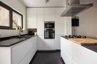 Ideale gezinswoning met vier slaapkamers Centraal gelegen dichtbij de stad, doch in een rustige straat.Alle voorzieningen zijn vlakbij zoals scholen,...