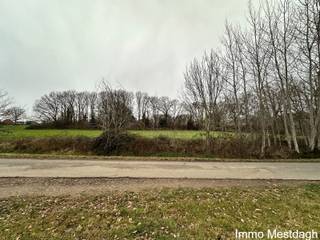 Zeldzame en rustig gelegen bouwgrond in Residentiële buurt * De Oppervlakte: Met 1.014 m² zit je ruim boven het gemiddelde voor een hedendaagse...