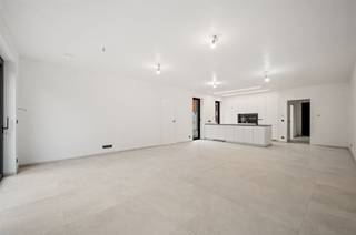 <p><span>Mechelen Zuid staat hier voor meer vogelgeluid dan verkeersgeluid, door de verkeersluwe omgeving. Het EPB-doelpeil wordt behaald dankzij dikke lagen isolatie, een ventilatiesysteem D, een warmtepomp, veralgemeende vloerverwarming met buitenvoeler en zonnepanelen. De garage, biedt voldoende plaats voor wasmachine en droogkast, plus een dubbele deur naar de tuin. Dit huis is volledig klaar voor de toekomst, incl. databekabeling in alle kamers, plus bekabeling voor toekomstige camera’s, extra videofoons, extra thermostaat en toekomstige laadpaal. Dakpannen, aflopen (zink), bakgoot en alu-ramen, zorgen met hun zwarte kleur voor contrast. Voor trapbekleding, raamtabletten en het keukenwerkblad, werd gekozen voor zwarte graniet. Voorts spotten we een vaatwasser, een kookplaat met geïntegreerde afzuiging, etc. De living kijkt via een groot zwart schuifraam uit op het grote terras, de tuin en de groene omgeving. De hele woning is bevloerd met dezelfde lichtgrijze tegel met een crème tint erin. Hoewel u op de eerste verdieping een volledig ingerichte badkamer vindt, incl. dubbel meubel, inloopdouche, plus acrylbad, bestaat ook een mogelijkheid om één van beide kamers onder dak, om te toveren tot een tweede badkamer (voorzieningen voor lavabo, toilet en douche). Ook kan u de voorste kamer naast de inkom, gebruiken als bureel of als berging. In de master bedroom kan u middels een lichte wand desgewenst een aparte dressing maken. In de middenste kamer op de 1</span><span><sup>e</sup></span><span> verdieping kan u desgewenst ook uw wasmachine plaatsen.</span></p>