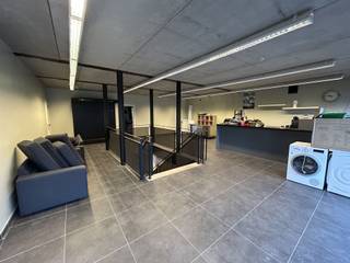 <p>Dit ruime handelspand biedt een uitstekende gelegenheid voor diverse commerciële activiteiten (retail, showroom, kantoor,...) dankzij de open structuur en strategische ligging. Het pand heeft een totale oppervlakte van ca. 380m², verdeeld over een gelijkvloers en een kelderverdieping. Ideaal voor ondernemers die op zoek zijn naar een flexibele ruimte met tal van mogelijkheden. Daarnaast is er voldoende parkeergelegenheid voor klanten en personeel. De winkel is goed bereikbaar en ligt in de dorpskern van Begijnendijk.<br /><br />Voor meer informatie of een bezoek, neem gerust contact op via vastgoed@gysemansgroep.be of 016 365 365.</p>