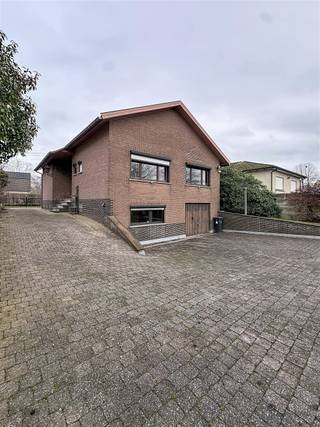 <p><span>Deze woning, gelegen op een uitstekende locatie in Aarschot, verkeert in goede staat en biedt tal van mogelijkheden. De woning beschikt over een ruime en lichtrijke living, een aparte keuken, een badkamer en twee ruime slaapkamers.</span></p><p><span>Een absolute meerwaarde is de volledig onderkelderde verdieping, die zowel langs buiten toegankelijk is via een deur als via een garagepoort. Dit biedt extra opslagruimte en tal van praktische gebruiksmogelijkheden.</span></p><p><span>Achteraan de woning bevinden zich twee private staanplaatsen voor wagens. De woning is instapklaar, mits een persoonlijke opfrissing naar eigen smaak.</span></p><p><span>Het geheel is gelegen op een perceel van maar liefst </span><span>11,5 are</span><span> en beschikt over een </span><span>zuid-georiënteerde tuin</span><span>, ideaal om in alle rust van de zon te genieten.</span></p><p><span>Een woning met veel potentieel op een gegeerde ligging zeker een bezoek waard!</span></p>