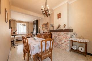 <u><strong>📍 Ligging</strong></u><br />De woning is gelegen in een rustige straat in Meulebeke, met een vlotte verbinding naar het centrum. Winkels 🛍️, scholen 🎓 en openbaar vervoer 🚍 bevinden zich op korte afstand, wat zorgt voor een praktische en gezinsvriendelijke woonomgeving. Bovendien geniet je van een goede bereikbaarheid naar omliggende gemeenten en invalswegen, waardoor woon-werkverkeer eenvoudig blijft.<br /><br /><u>🏠 <strong>Indeling:</strong></u><br />Deze kloeke gezinswoning biedt een uitstekende opportuniteit voor wie ruimte en potentieel weet te waarderen.<br />De woning beschikt over een bewoonbare oppervlakte van 142 m² en bevindt zich op een perceel van 262 m².<br /><br />Op het gelijkvloers geniet je van een aangename leefruimte met aan uw linkerkant toegang tot de vernieuwde eetkamer en inpandige garage met elektrische poort🚗. De badkamer (douche, lavabomeubel) is achteraan de woning gelegen en is bereikbaar via de keuken. De binnenkoer/het terras met bijgebouwen vormt een praktische en veelzijdige zone, ideaal voor opslag, hobbyruimte of verdere inrichting. De verzorgde, volledig omheinde tuin 🌳 biedt extra buitenruimte om te ontspannen. <br /><br />Op de eerste verdieping, vind je drie slaapkamers 🛏️, waaronder één ruime master bedroom en twee comfortabele kamers. De zolder biedt extra bergruimte of uitbreidingsmogelijkheden en is bereikbaar via vaste trap.<br /><br /><u><strong>⭐ Faciliteiten:</strong></u>
<ul>
	<li>Doorstromer Vaillant (2021) 🚿.</li>
	<li>Dubbel glas houten schrijnwerk vooraan (1995)</li>
	<li>Dubbel glas ALU achteraan + bijplaats (2015)</li>
	<li>Elektrische rolluiken op gelijkvloers</li>
	<li>Geïsoleerde zolder met uitbreidingsmogelijkheden 📦</li>
</ul>
👉 Kortom, een interessante woning voor handige kopers of investeerders die op zoek zijn naar een project met mogelijkheden op een goede locatie.<br />Heeft deze woning uw interesse gewekt? Contacteer<strong> Igor +32 494 81 13 48</strong> of<strong> igor@vastgoedcanniere.be</strong>