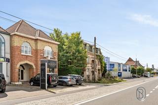 INVESTISSEMENT TOP SITUÉ composé d’un commerce loué de 145 m² et d’un appartement séparé de 105 m², situé sur un vaste terrain d’environ +/- 1.200 m² avec possibilités d’extension. Idéal pour les investisseurs grâce à une excellente visibilité le long de la N43 et un mélange favorable de zones résidentielles et artisanales. Visite sur rendez-vous avec IMMO BEGUIN ou par email info@immobeguin.be