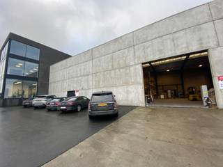 Entrepôt avec bureaux à louer à Waregem à 1 minute de la bretelle d'accès à l'E17. L'entrepôt de +/- 1.270 m² dispose d'une porte sectionnelle,...