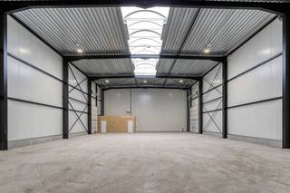 Magazijn van ca. 440 m² te huur in Wevelgem. Specificaties:- 2 sectionale poorten- 8,85 m vrije hoogte- Polybeton- Lichtstraat- 2 staanplaatsen voorzienVermelde prijzen zijn exclusief BTW.Dankzij de uitstekende bereikbaarheid, nabij belangrijke snelwegen en invalswegen, is dit de ideale locatie om klanten en partners te ontvangen.Bent u op zoek naar bedrijfsvastgoed te huur in Wevelgem? Aarzel dan zeker niet om ons te contacteren op het nummer 056 21 11 11.