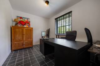 TE KOOP MET PRE-VIEW: enkel op afspraak.<br /><br />In een rustige en aangename woonwijk in Westmalle bevindt zich deze ruime woning, waar comfort, ruimte en functionaliteit hand in hand gaan. Het gelijkvloers werd in 2022 gerenoveerd en biedt een moderne en lichtrijke leefomgeving met een prachtig zicht op de tuin.<br /><br />INDELING:<br />Bij het binnenkomen wordt u verwelkomd in een ruime inkomhal, die toegang biedt tot een apart gastentoilet en een bureauruimte, ideaal voor wie van thuis uit werkt. Verder leidt de hal naar de ruime leefruimte met open, volledig geïnstalleerde keuken. Dankzij de grote raampartijen geniet u hier van een aangename lichtinval en een mooi zicht op het groen. Aansluitend aan de keuken bevindt zich een gezellig overdekt terras, waar u in alle rust kunt genieten van de tuin en het buitenleven.<br /><br />Verder beschikt het gelijkvloers over een praktische berging/wasplaats, met toegang tot de kelderruimte en de inpandige garage.<br /><br />Op de eerste verdieping bevinden zich drie ruime slaapkamers, een badkamer uitgerust met een dubbele lavabo en een ligbad, evenals een afzonderlijk toilet in de nachthal.<br />Daarnaast beschikt de verdieping over een ruime masterbedroom met aansluitende dressing en een ensuite badkamer, voorzien van een dubbele lavabo, ligbad en douche.<br /><br />Ook buiten heeft deze woning heel wat te bieden. De groene tuin en het overdekte terras vormen samen een heerlijke plek om te ontspannen en volop te genieten van de rustige omgeving.<br /><br />BIJZONDERHEDEN: <br />- Gunstige oriëntatie<br />- Goede locatie<br />- Veel groen<br />- Gunstig EPC<br /><br />Voor meer info of een bezoek ter plaatse kan u vrijblijvend contact opnemen met Kitty op 03.227.58.58 of kitty@reds.be.
