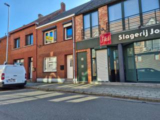 Dit volledig gerenoveerde en instapklare rijhuis biedt comfortabel wonen met moderne voorzieningen en voldoende ruimte.De woning bevat een uitgeruste...