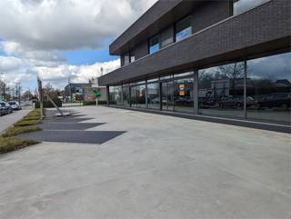 Nieuwbouw baanwinkel(s) of kantoor te huur, met ruime parking, vlotte bereikbaarheid, tijdloze architectuur en ruime parkeergelegenheid. <br />Dit betreft 1 resterende handelsruimte, met een oppervlakte van <br />458 m². Ruime voorgelegen parkeergelegenheid. <br />Huurprijs: € 100/m²/jaar. <br />Gelegen nabij ‘Okay’, ‘Aldi’, … <br /><br />Benieuwd naar dit bedrijfsvastgoed te huur regio Roeselare? <br />Contacteer info@immodelestre.be of 054 33 62 52. <br />www.immodelestre.be <br />